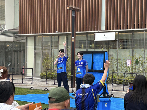 大阪ブルテオンの金田選手、竹内マネージャー