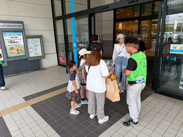 防犯のチラシやグッズを配布します。