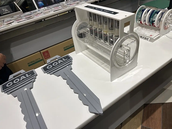 シリンダーの模型を展示。