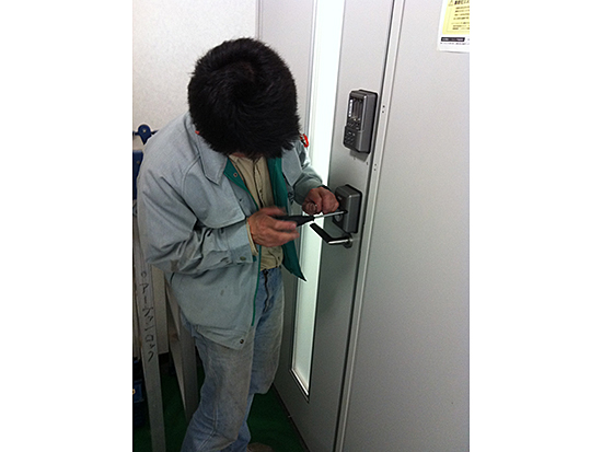電動サムターン取り付け 電動サムターン取り付け