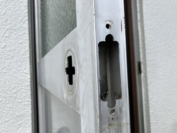 既存錠前を取り外し、新しい錠前を取り付けるためにドアを加工していきます。