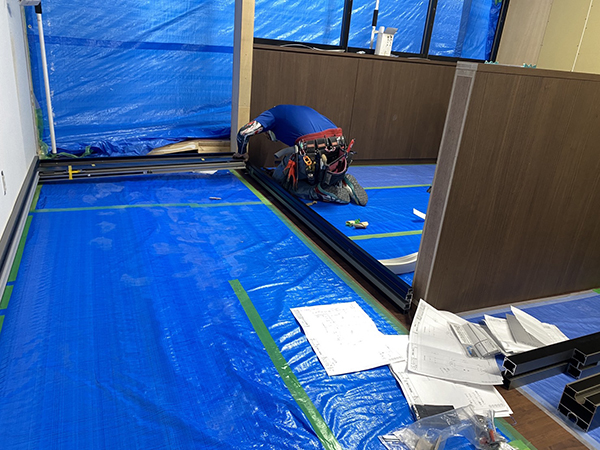 アルミパーティションを設置していきます。