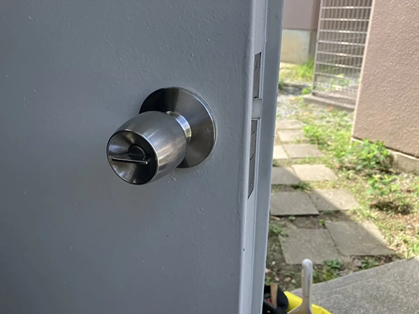 既存の状態。ドア内側。握り玉のノブです。