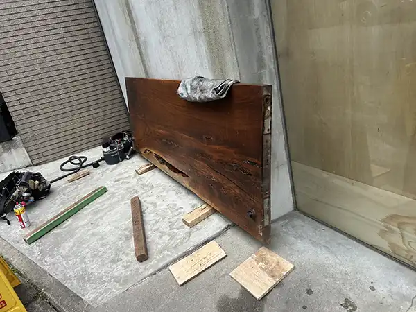 下側が既存のフロアヒンジです。さびて朽ちています。