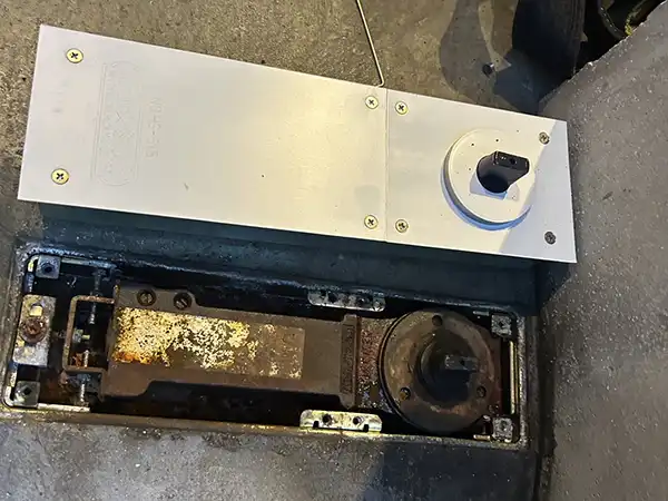 新しいレバーハンドルを取り付けるためにドアを加工します。