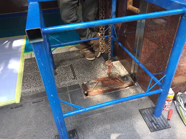 非常に重たいのでジャッキを使って持ち上げます。