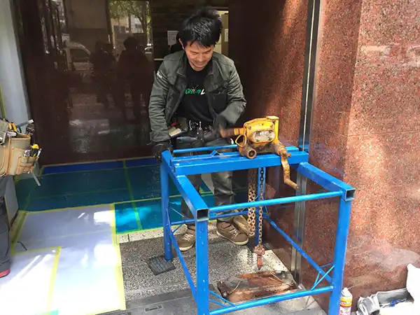 慎重に作業します。