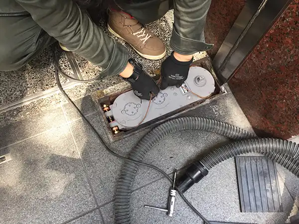 新しいフロアヒンジを取り付けました。