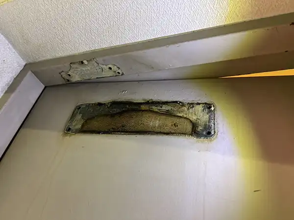 既存品の撤去: 効かなくなった古いクローザーを取り外します。