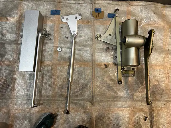 新旧のドアクローザー。