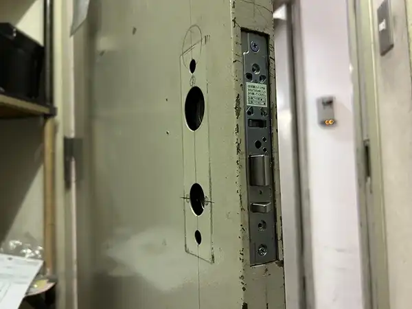 既存の錠前を全て取り外します。