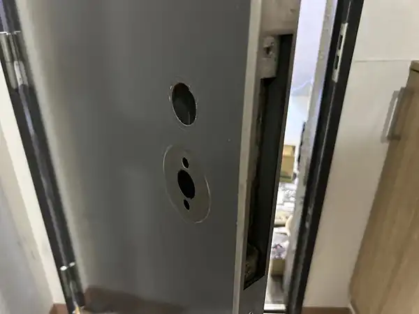 既存の錠前を全て取り外します。
