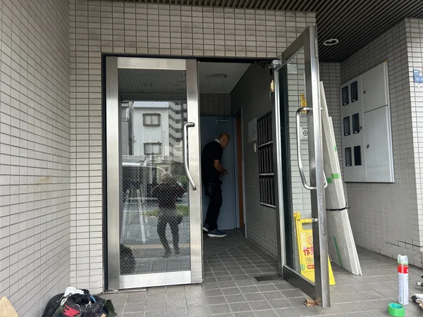既存の状態。扉が勢いよく閉まる状態で危ないです。