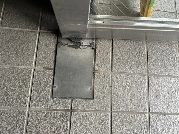 カバープレートを取り外します。