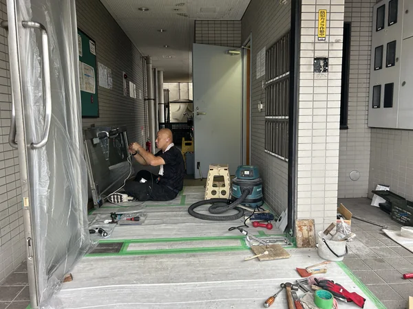 エントランスのドアは電気錠だったので、配線をしなおします。