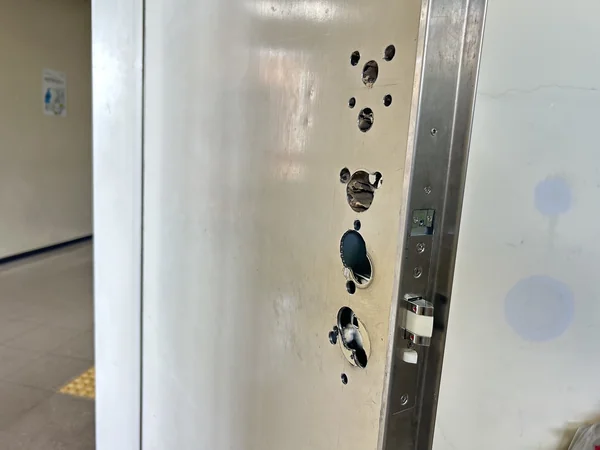 鉄扉を加工しました