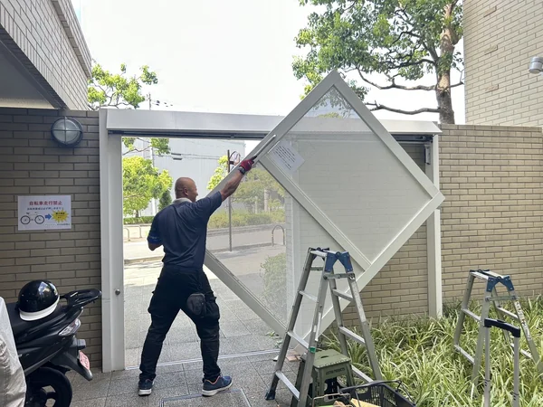 引き戸を取り外します。
