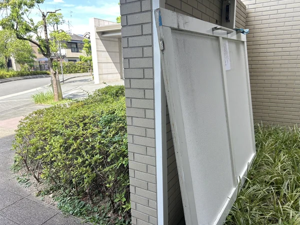 取り外した引き戸の下部にある金物を取り替えます。
