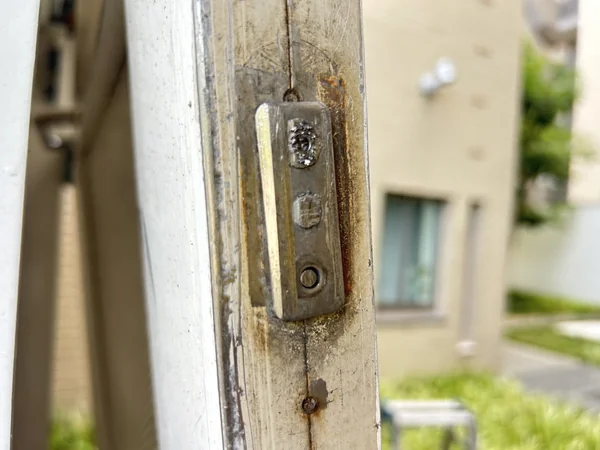 振れ止め金具の突起が無くなっています。