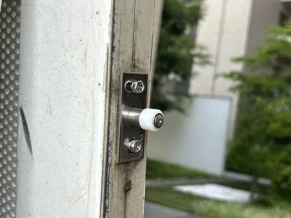 新しい振れ止め金具を取り付けました。