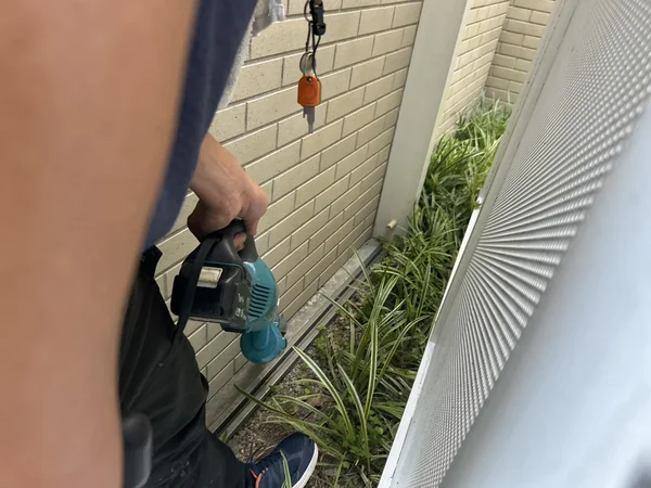 溝の方を掃除します。ゴミがたまっていると正しく動作しません。
